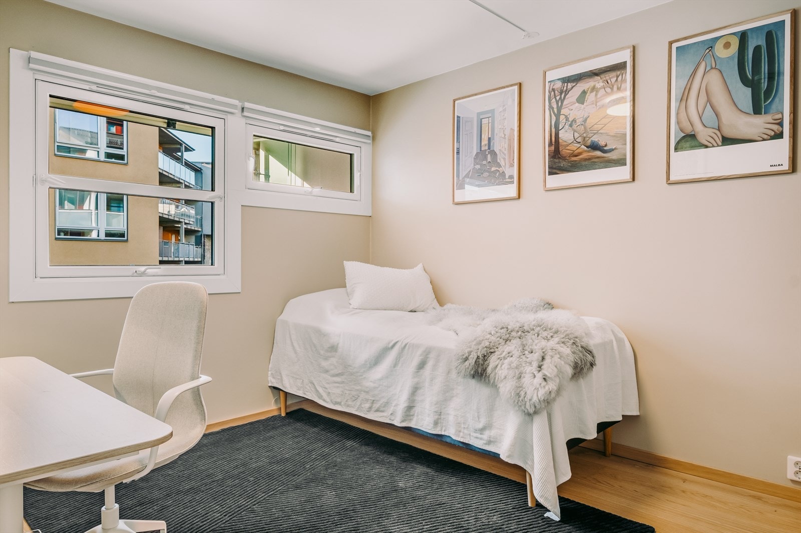 Soverom 2 er også av god størrelse og har plass til seng, skrivepult og garderobeløsning. Galleribilde