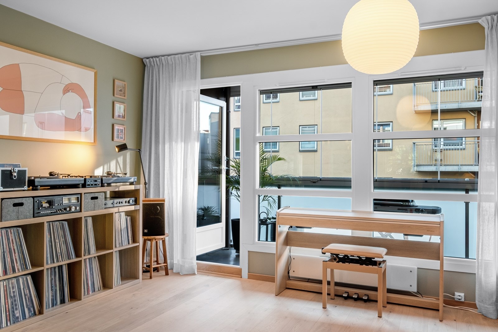 Store vindusflater som gir rikelig med luft og lys. Fra stuen er det direkte adkomst til vestvendt balkong. Galleribilde