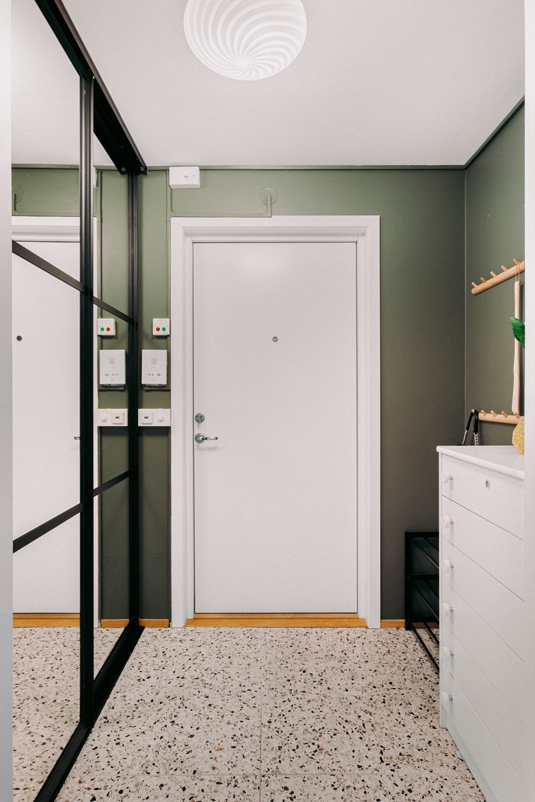 God plass til sko og yttertøy i skyvedørsgarderobe med speildører. Galleribilde