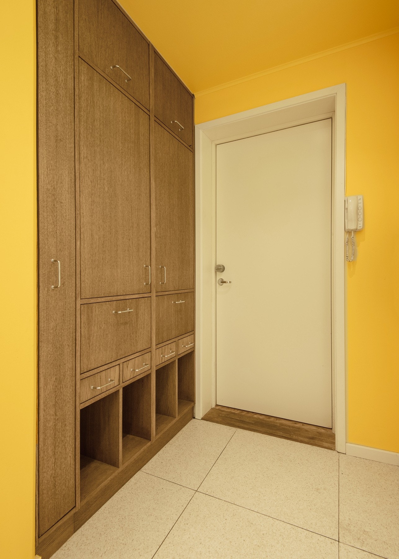 Vel innenfor hoveddelens inngangsdør blir du møtt av en romslig entré. Flisene ble oppgradert i 2023. Galleribilde