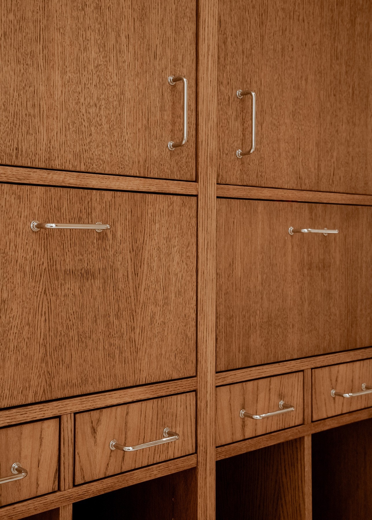 Flott og tiltalende plassbygget garderobeskap i gangen har rikelig med oppbevaringsplass og sørger for en ryddig og organisert entré. Galleribilde