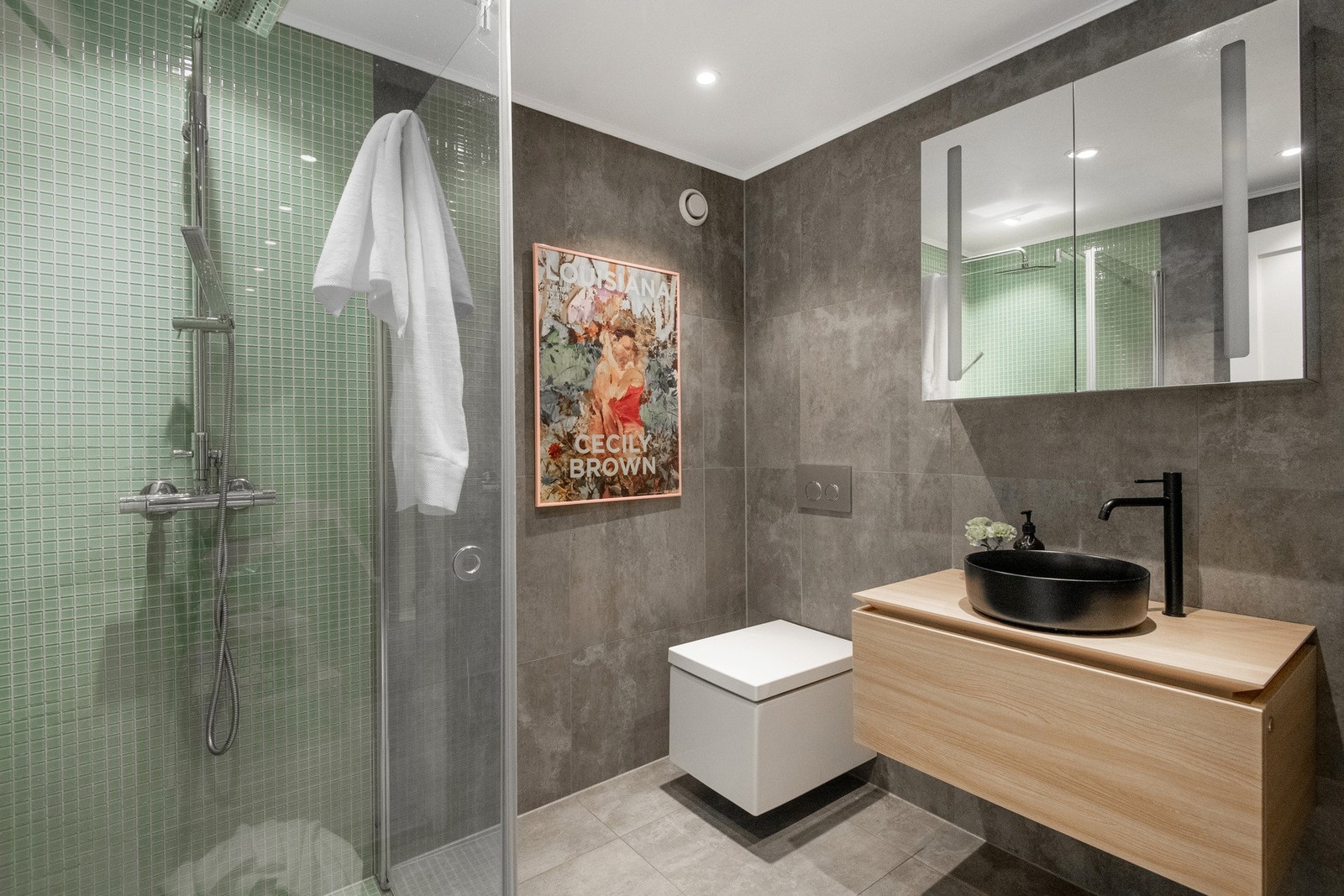 Lekkert flislagt bad som ble oppgradert i 2015. Galleribilde