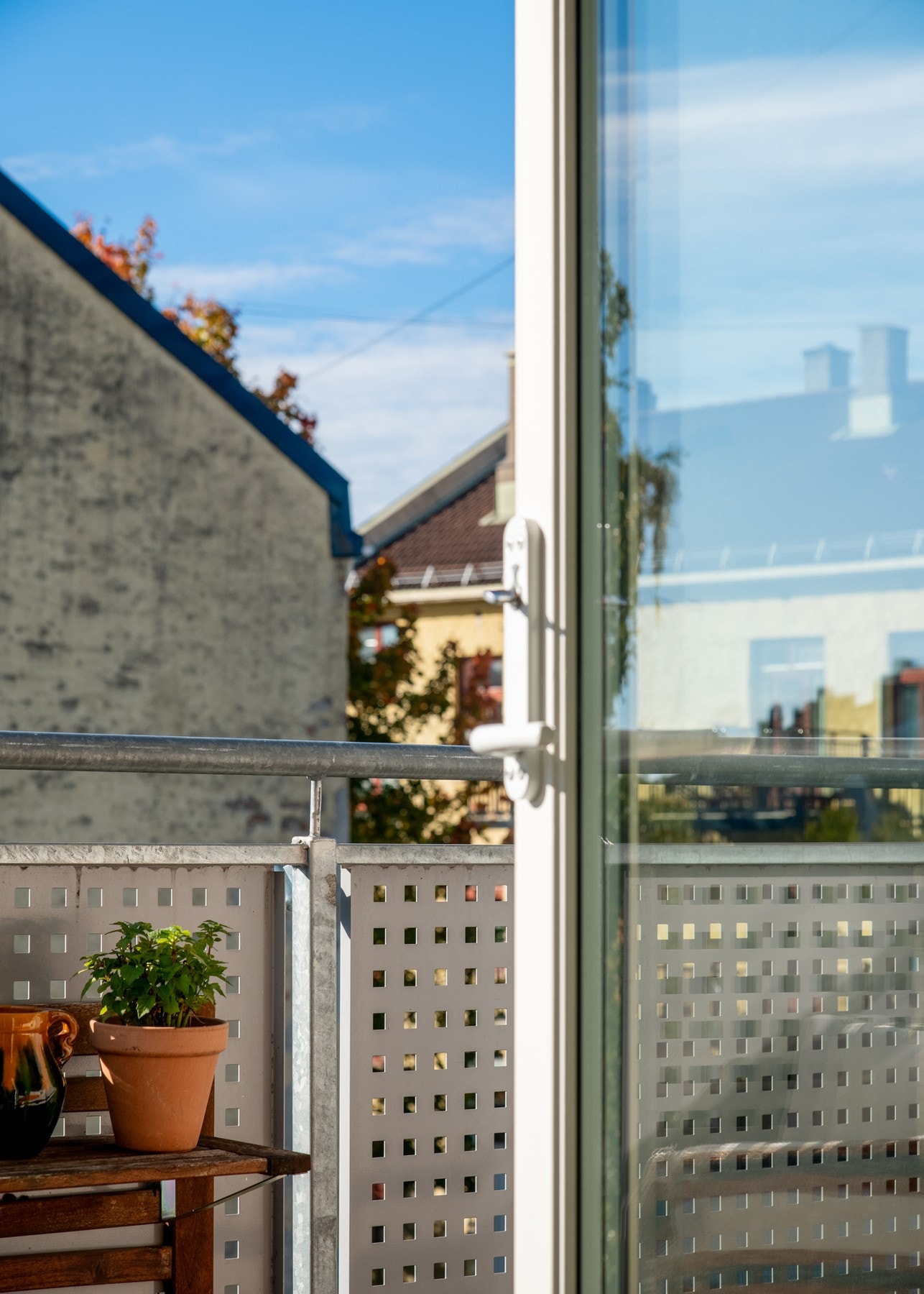 Uteplassens himmelretning gir sol fra ca. 12:00 til 18:00 (midtsommers). Galleribilde