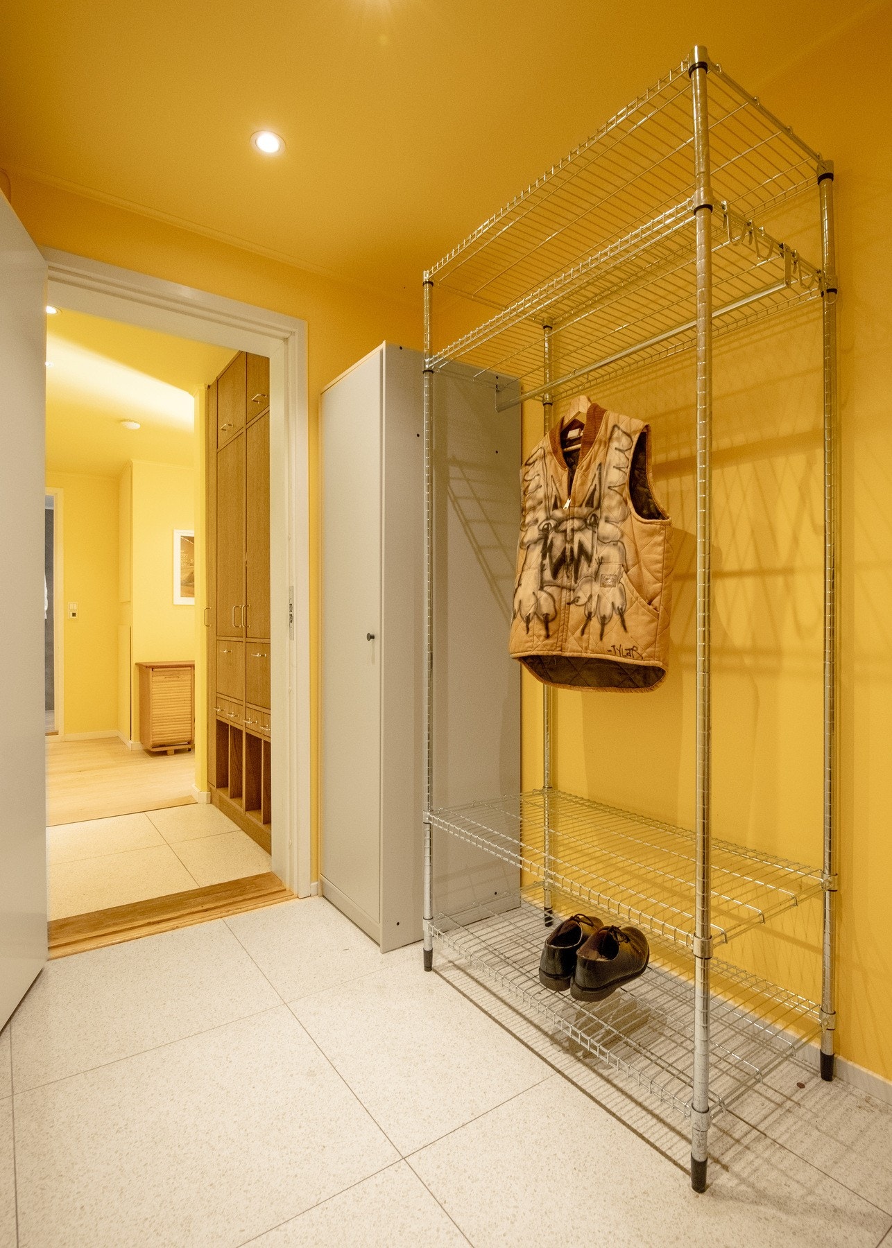 Den delte yttergangen, som deles med utleiehybel, har ekstra plass for møblering, som for eksempel en benk eller ekstra oppbevaringsløsninger. Galleribilde