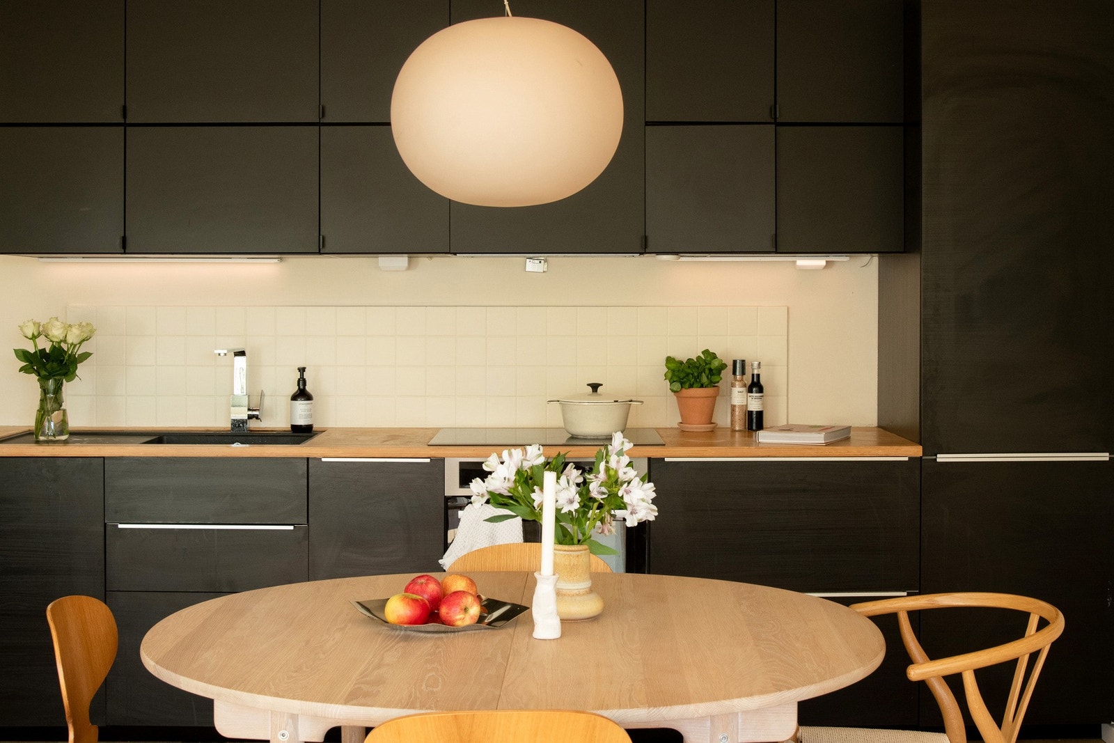 Kjøkkenet er godt utstyrt med integrerte hvitevarer som kjøleskap med fryser, oppvaskmaskin, stekeovn og en praktisk induksjonstopp. Galleribilde