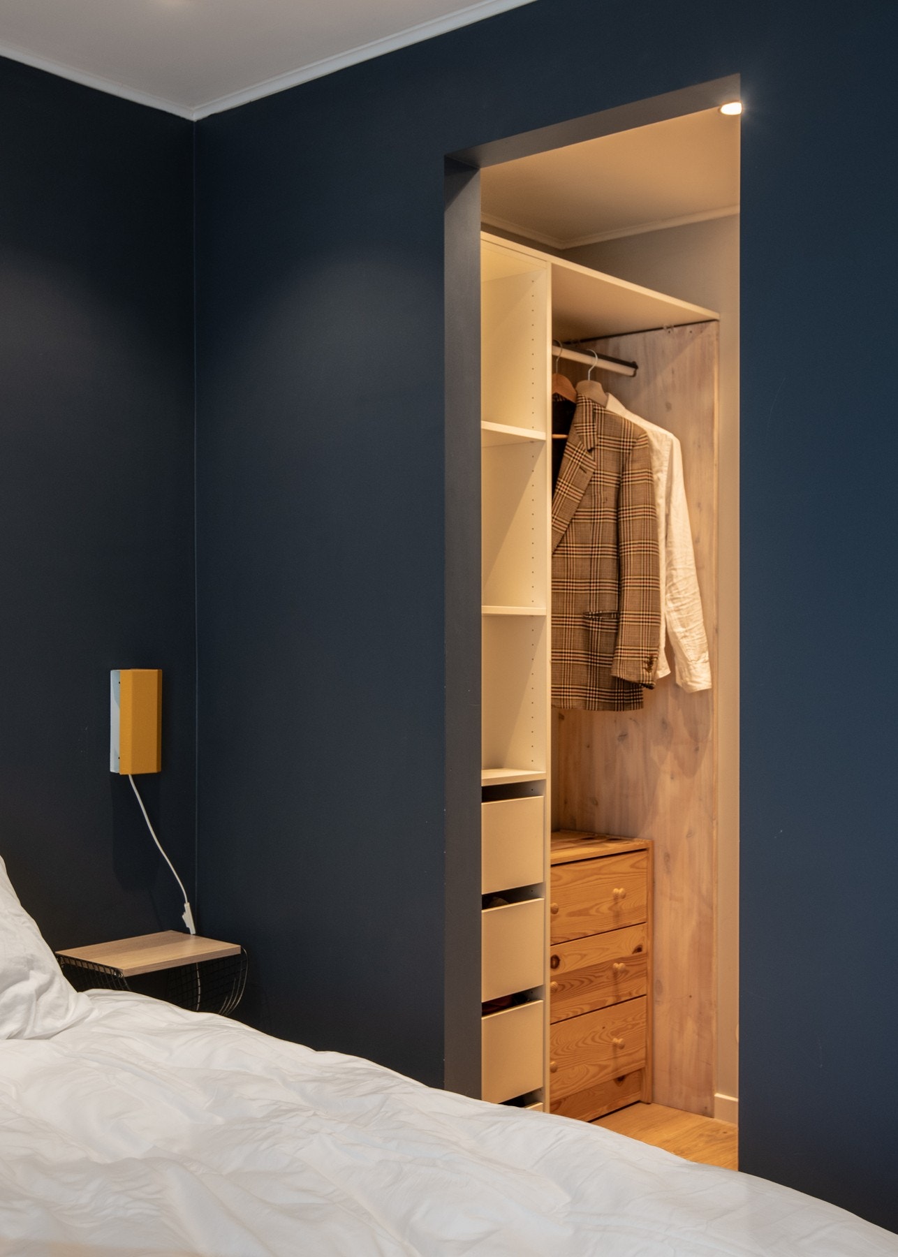 Tilknyttet soverommet er en romslig walk-in garderobe med rikelig oppbevaringsplass. Galleribilde