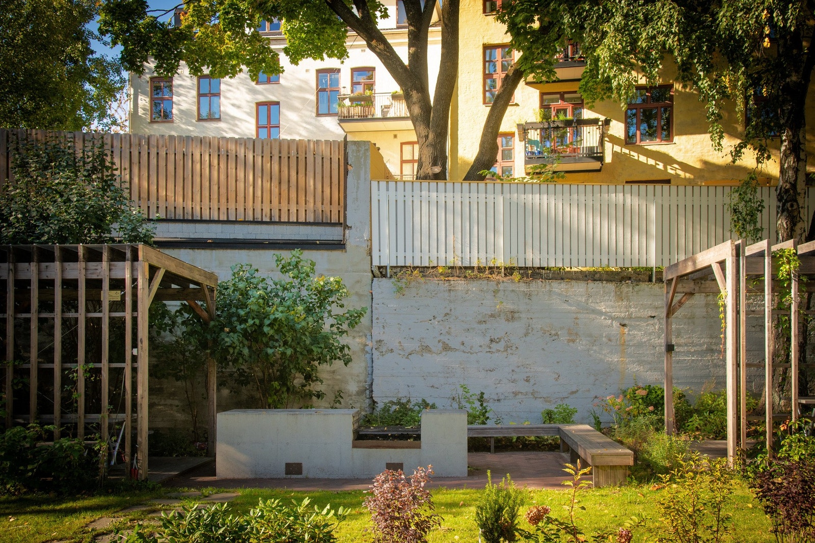 Her er det nybygde pergolaer og flott beplantning. I tillegg er en vinterhage under utarbeidelse. Galleribilde