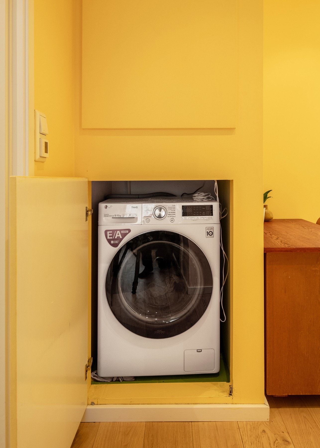 Innebygd skap i gangen som skjuler varmtvannsberederen og med opplegg for vaskemaskin (waterguard montert). Galleribilde