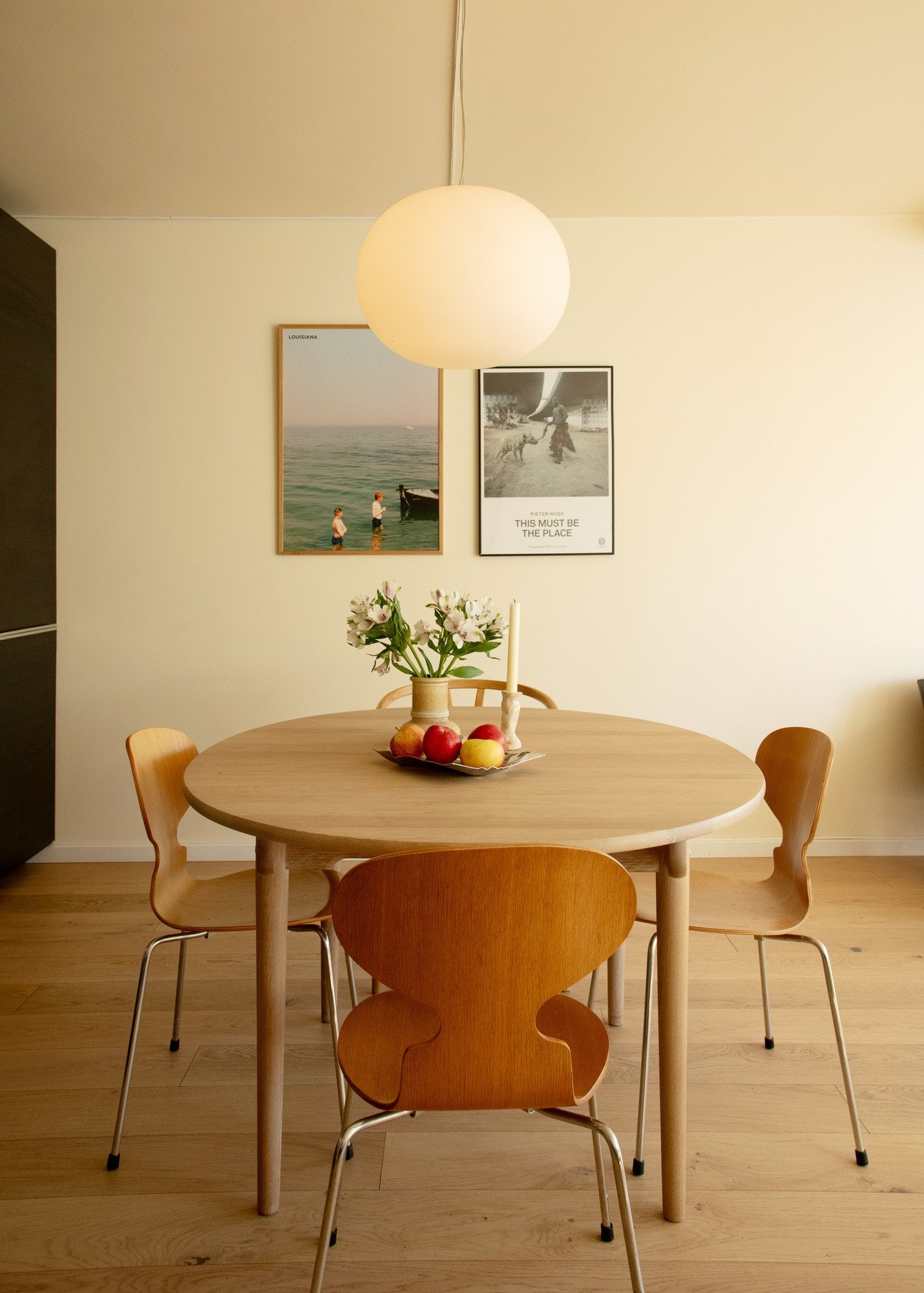 Spisebordet finner sin naturlige plass i forkant av kjøkkenet. Galleribilde