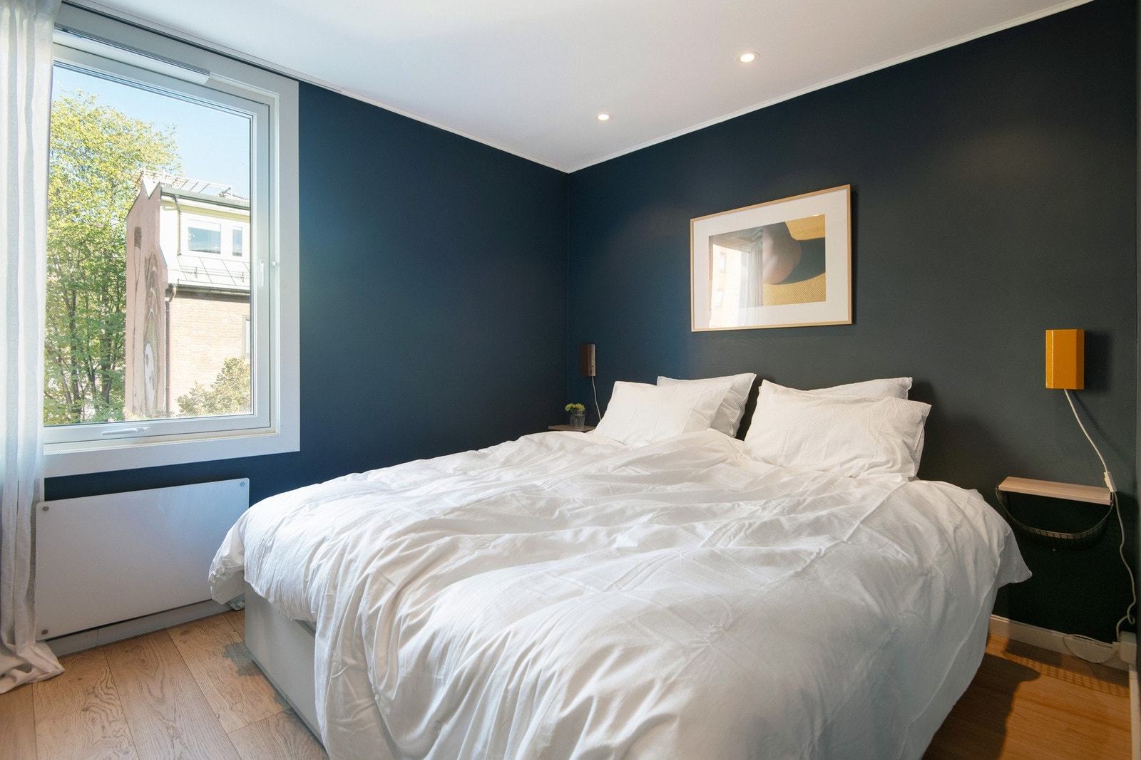 Romslig soverom med en fredelig og avslappende atmosfære. Galleribilde