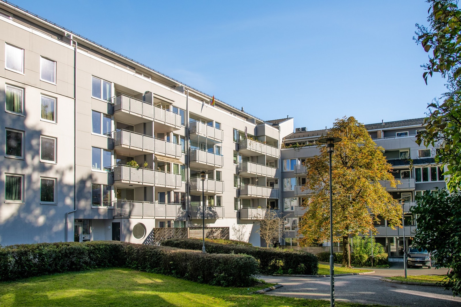 Sameiet har flotte fellesarealer som er parkmessig opparbeidet. Galleribilde