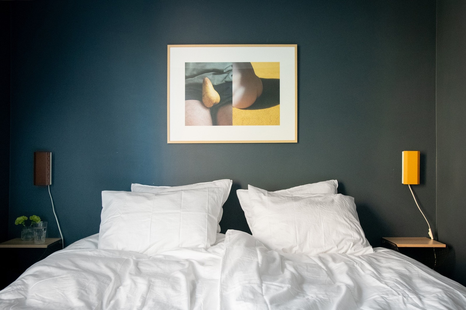 Veggene er malt i en lun blå farge, som skaper en behagelig og avslappende stemning. Galleribilde