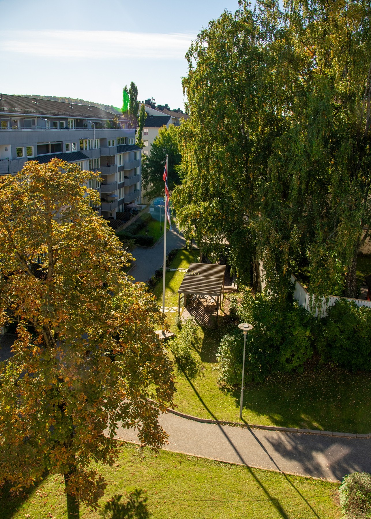 Flott utsyn mot sameiets idylliske fellesarealer. Galleribilde