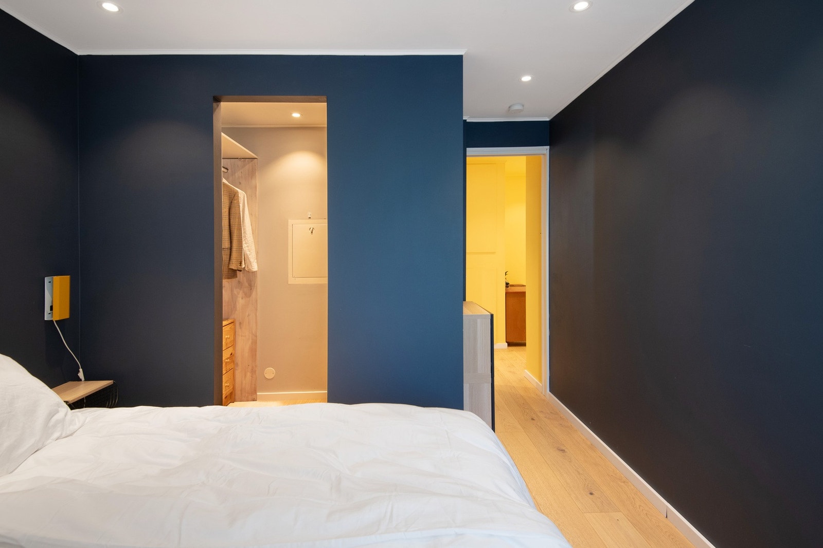 Med walk-in garderobe kan soverommet holdes fritt og åpent fra andre møbler. Galleribilde