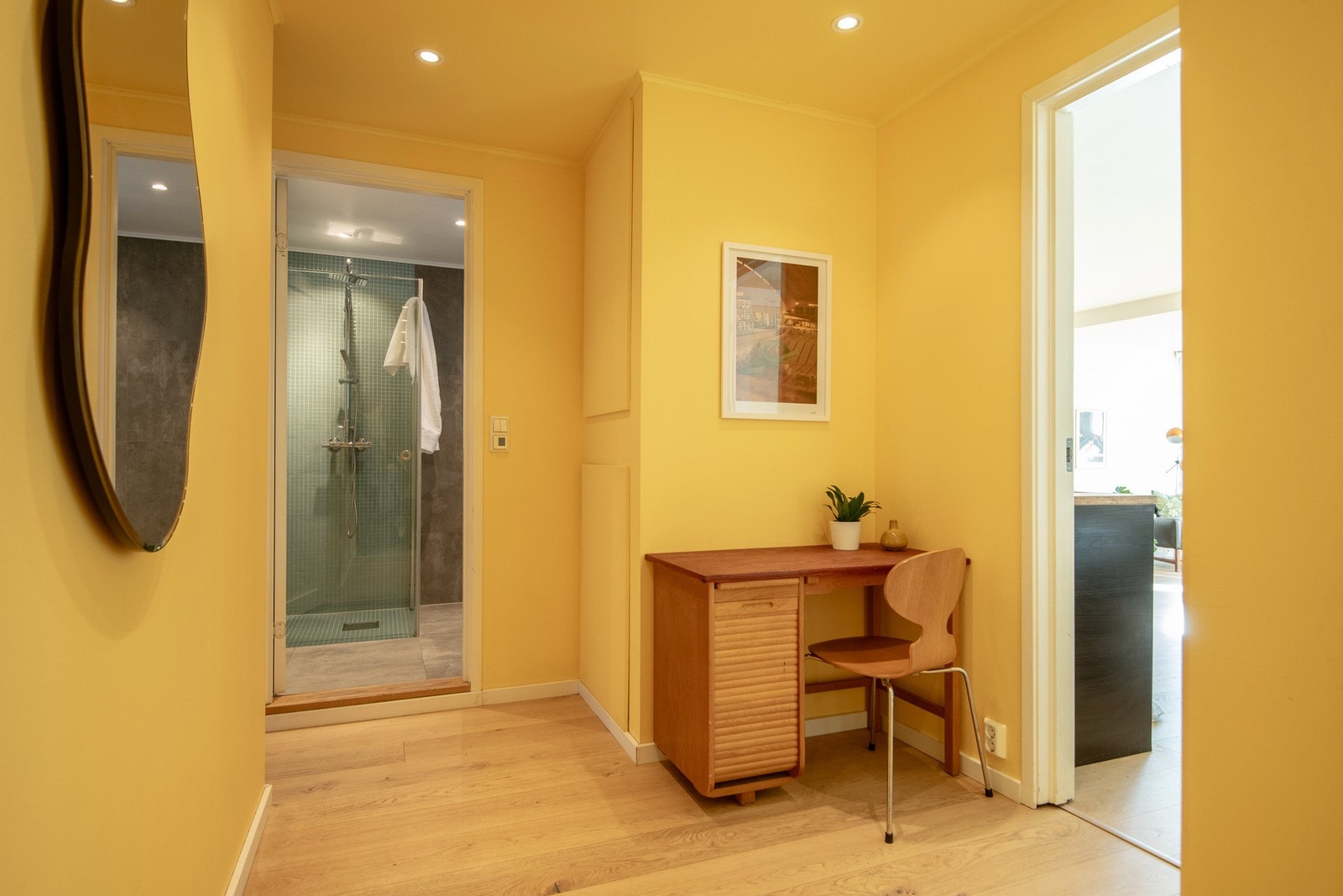 Romslig entré som praktisk leder til alle rom. Galleribilde