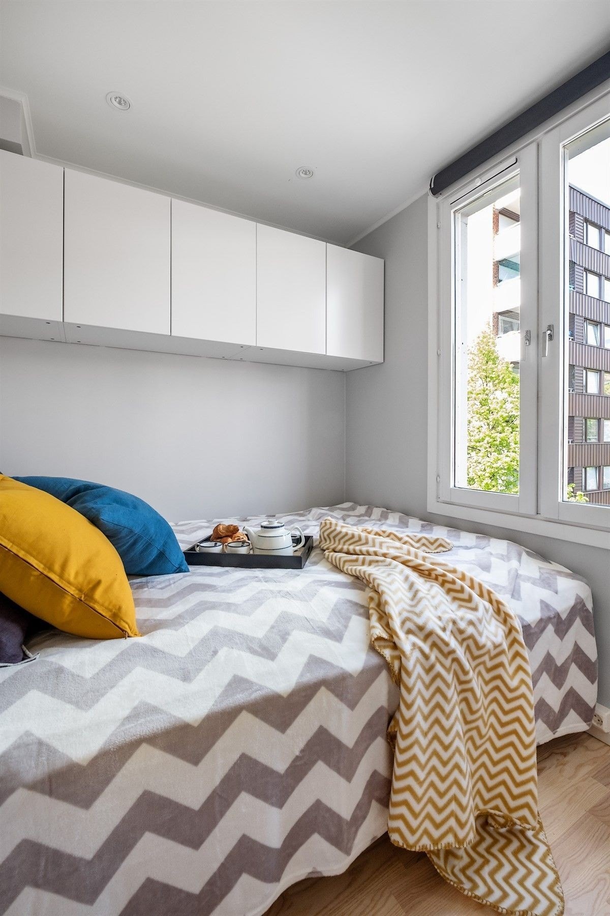 Rommet drar nytte av naturlig lys som strømmer inn fra det store vinduet. Galleribilde