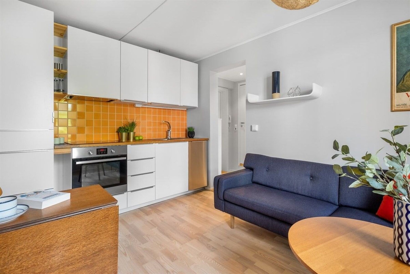 Egen hybeldel med entré, åpen stue- og kjøkkenløsning, bad og innredet rom. Galleribilde