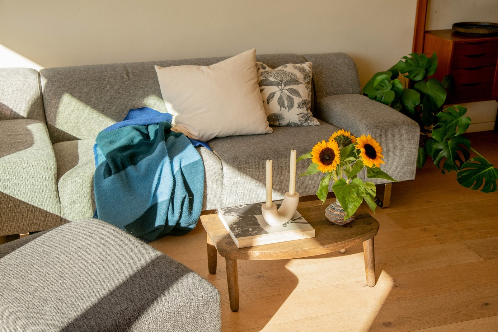 Boligen har gjennomgående lekker 1-stavs parkett som gir et elegant og sammenhengende uttrykk. Ny i 2020. Galleribilde