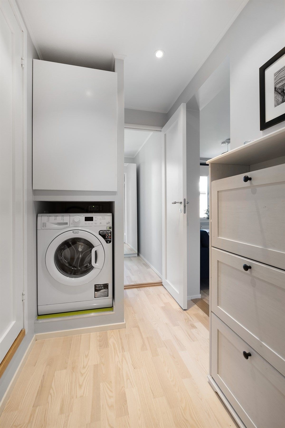 Hybelens entré oppleves som innbydende med lysmalte overflater. Hybeldelen har i likhet med hoveddelen et plassbygd skap for varmtvannsbereder og vaskemaskin. Galleribilde