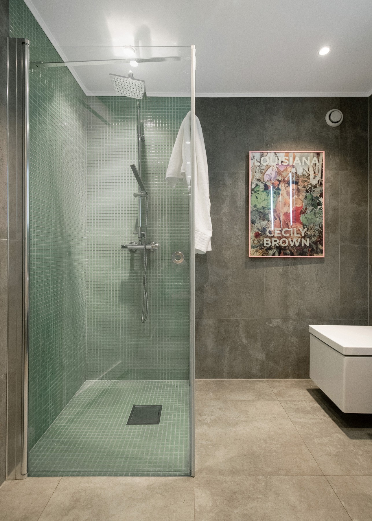 Badet er utstyrt med behagelig gulvvarme, dusjsone med glassdør og toalett. Galleribilde