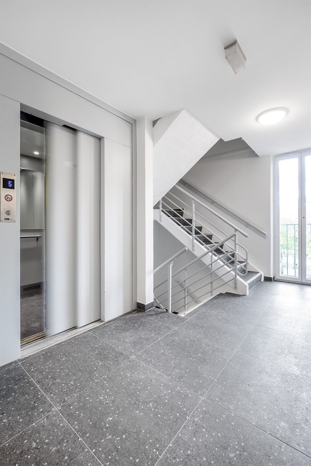 Boligen ligger fint plassert i byggets 5. etasje med praktisk heisadkomst direkte fra garasjeanlegget. Galleribilde