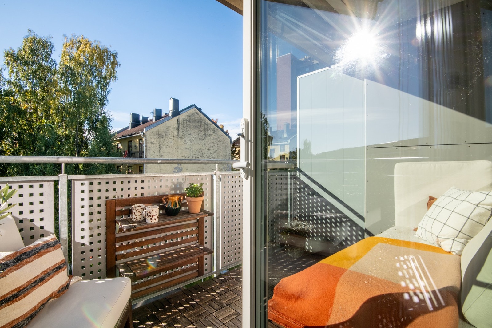 Legg merke til at det er svært begrenset innsyn til både balkong og leilighet. Galleribilde