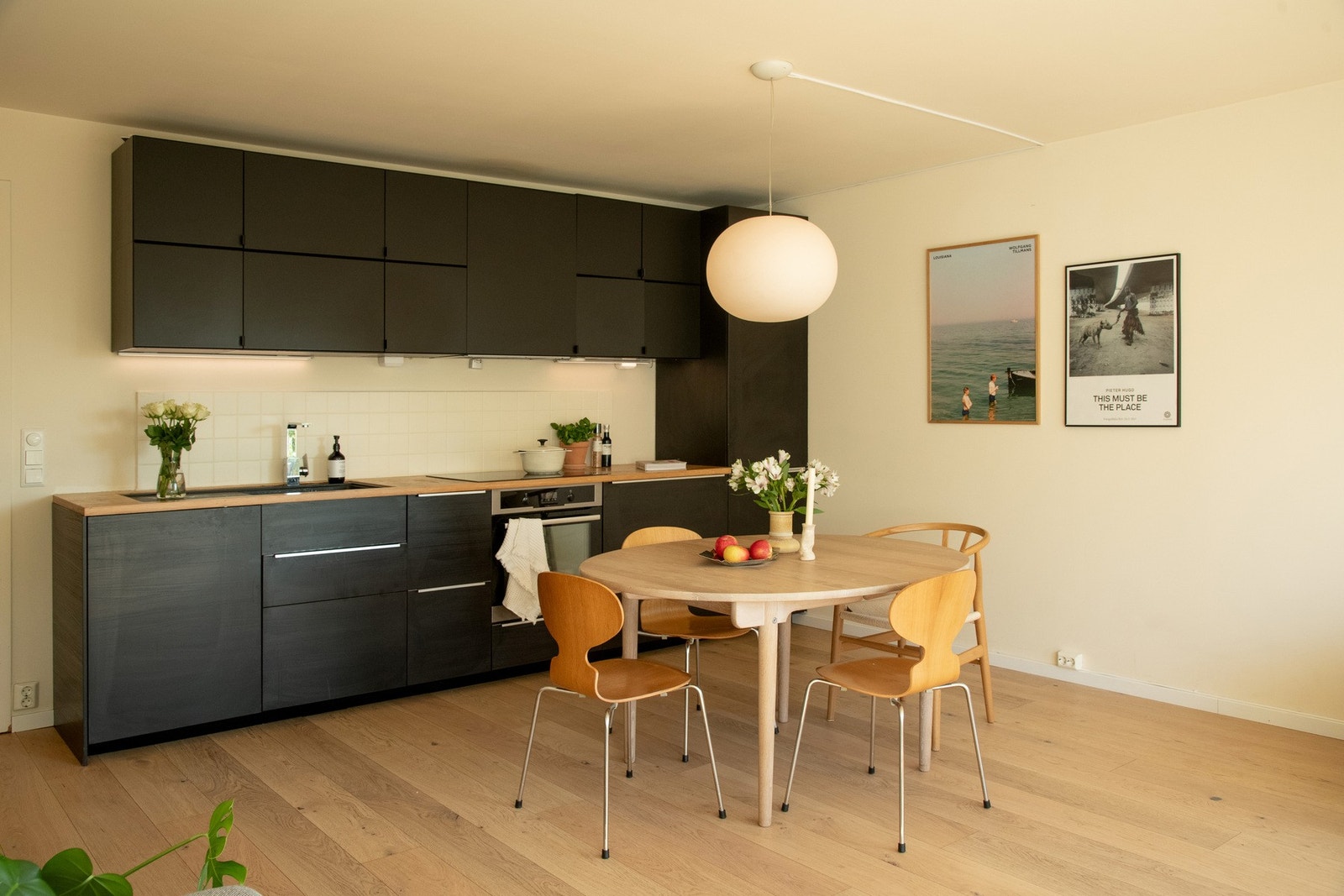 Moderne og stilren innredning fra 2015. Oppgradert i 2020. Galleribilde