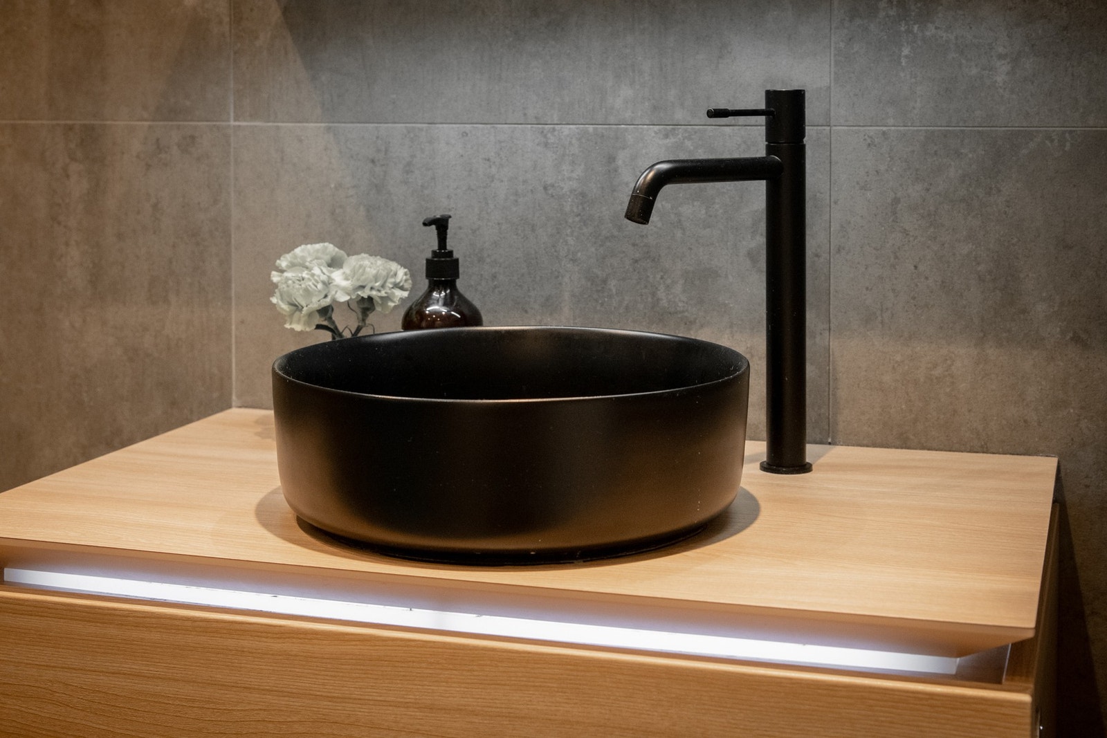 Servantskapet er vegghengt, med en laminat benkeplate og en elegant ovenpåliggende servant. Galleribilde