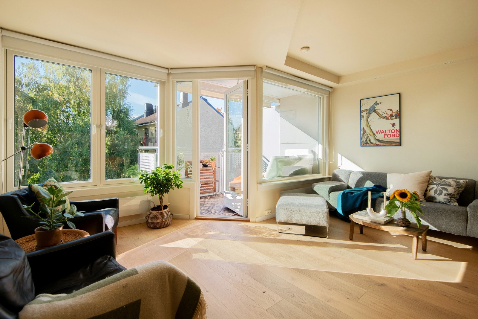 Stuen er stor, åpen og preget av rikelig naturlig lys som flommer inn. Galleribilde