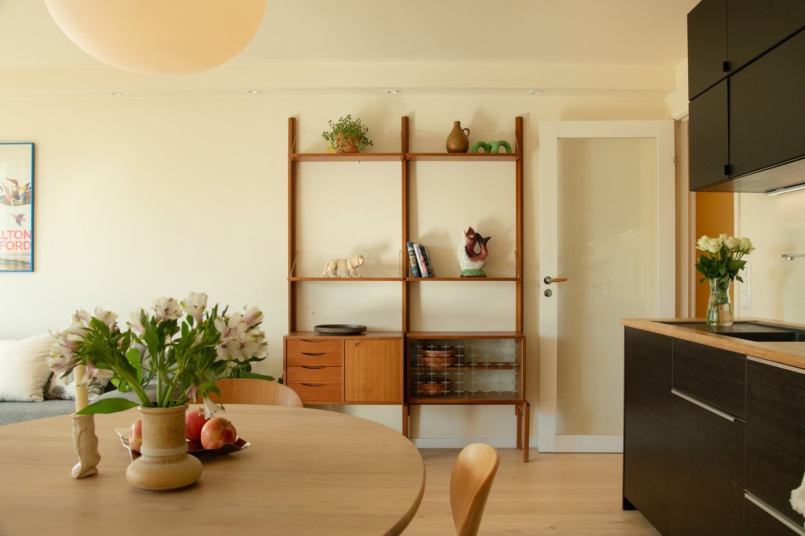 Stuen er romslig med god plass til å møblere i flere soner. Galleribilde