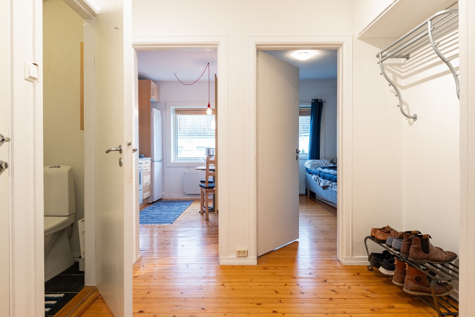 Romslig entré og separat toalettrom. Galleribilde