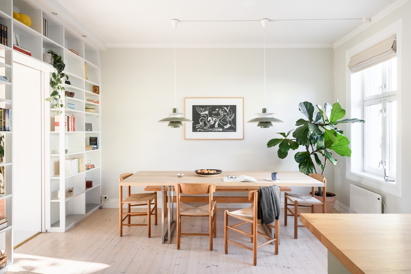 Spisestuen er lys og luftig, et sosialt hjerte i leiligheten. Galleribilde