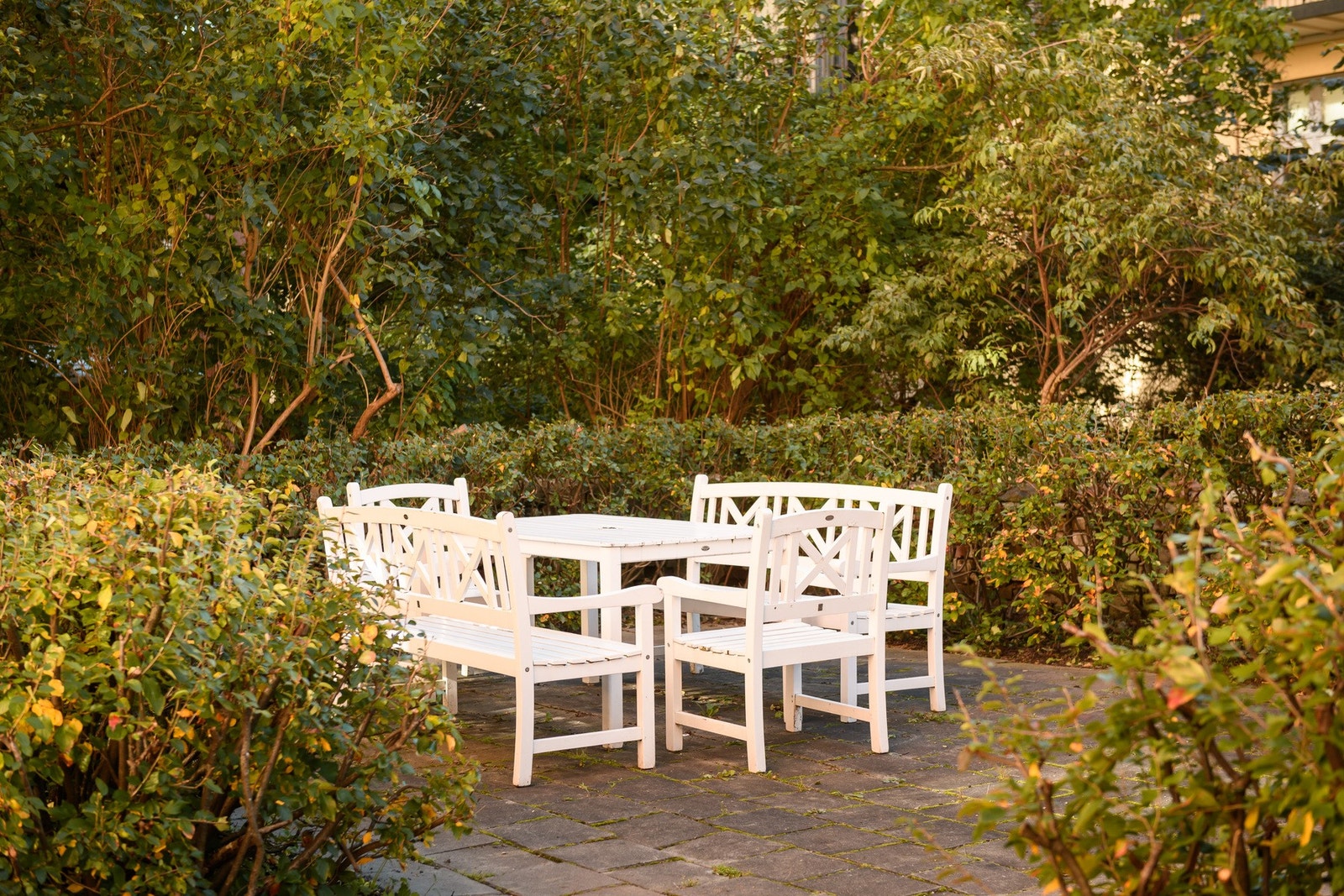 Bakgården er idyllisk og ivaretas av et eget grøntutvalg som sørger for velstelt areal gjennom året. Galleribilde