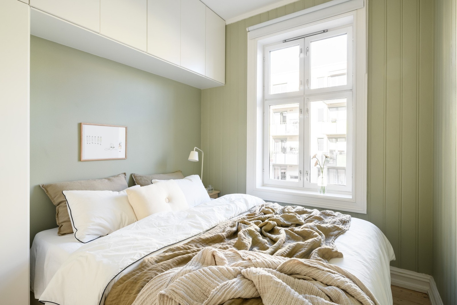 Soverommet har nordøstvendt vindu, plassbygget garderobe rundt sengeplassen og pene veggflater malt i en nostalgisk grønntone. Galleribilde
