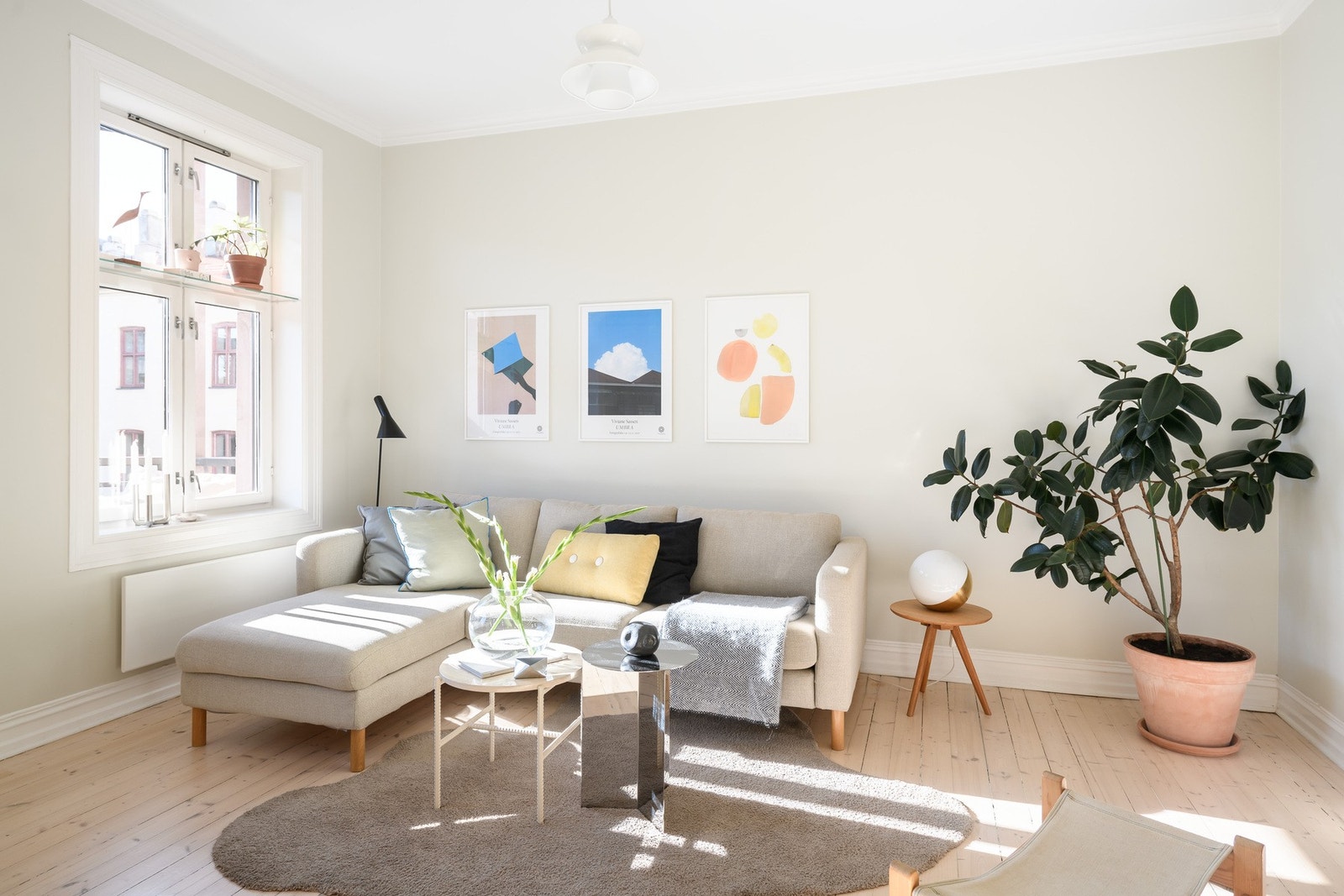 Stuen er lys og pen med slipt furugulv, direkte inngang til spisestuen og dagslys fra sydvestvendte vindusflater. Galleribilde