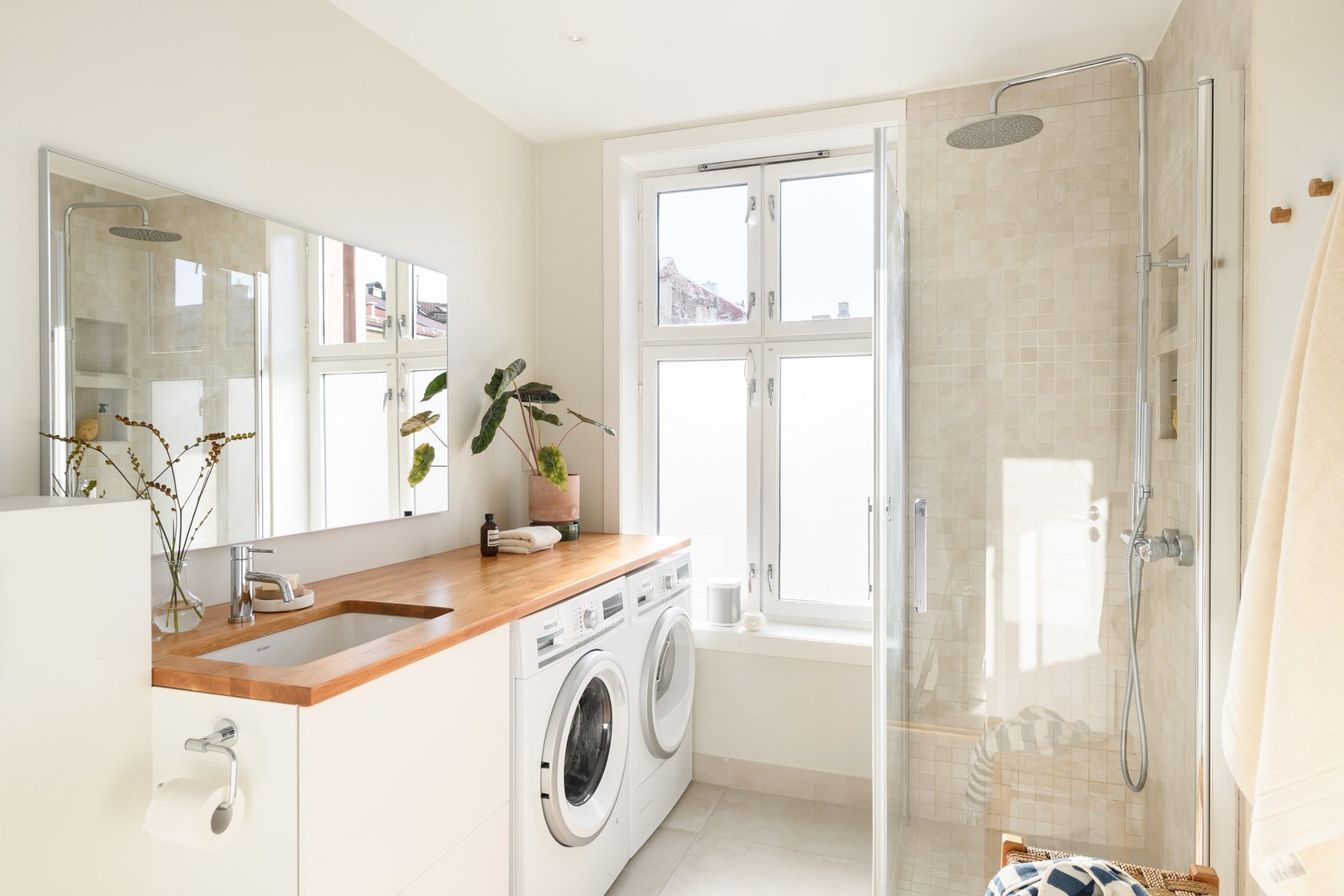 Badet får dagslys fra det store vinduet og er funksjonelt innredet for best mulig utnyttelse av arealet. Galleribilde