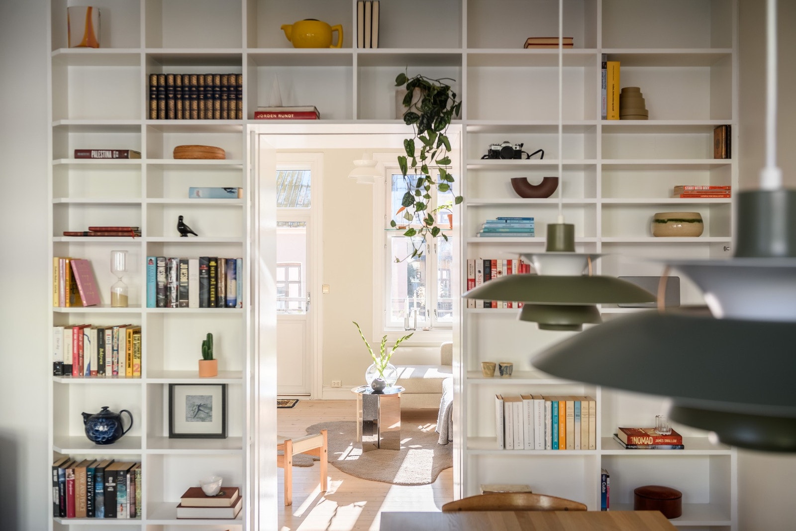 Bokhyllen mot stueveggen er plassbygd, funksjonell og dekorativ. Galleribilde