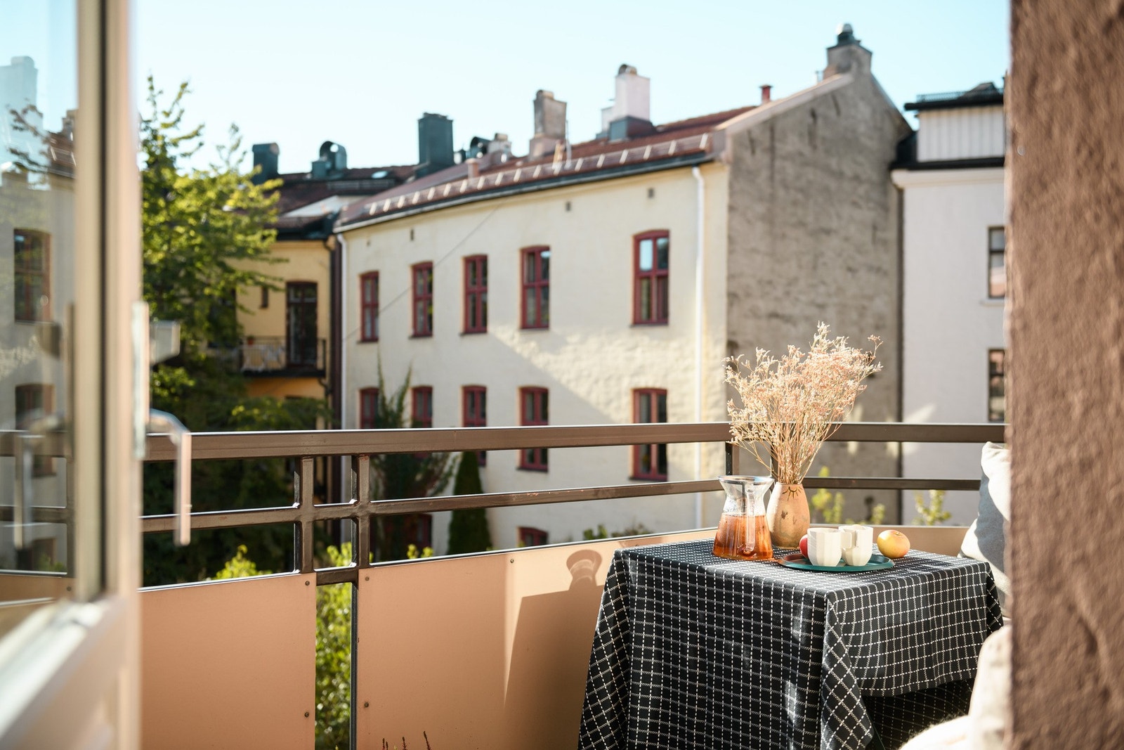 Sjarmerende og solfylt balkong med sol til 20-tiden. Galleribilde