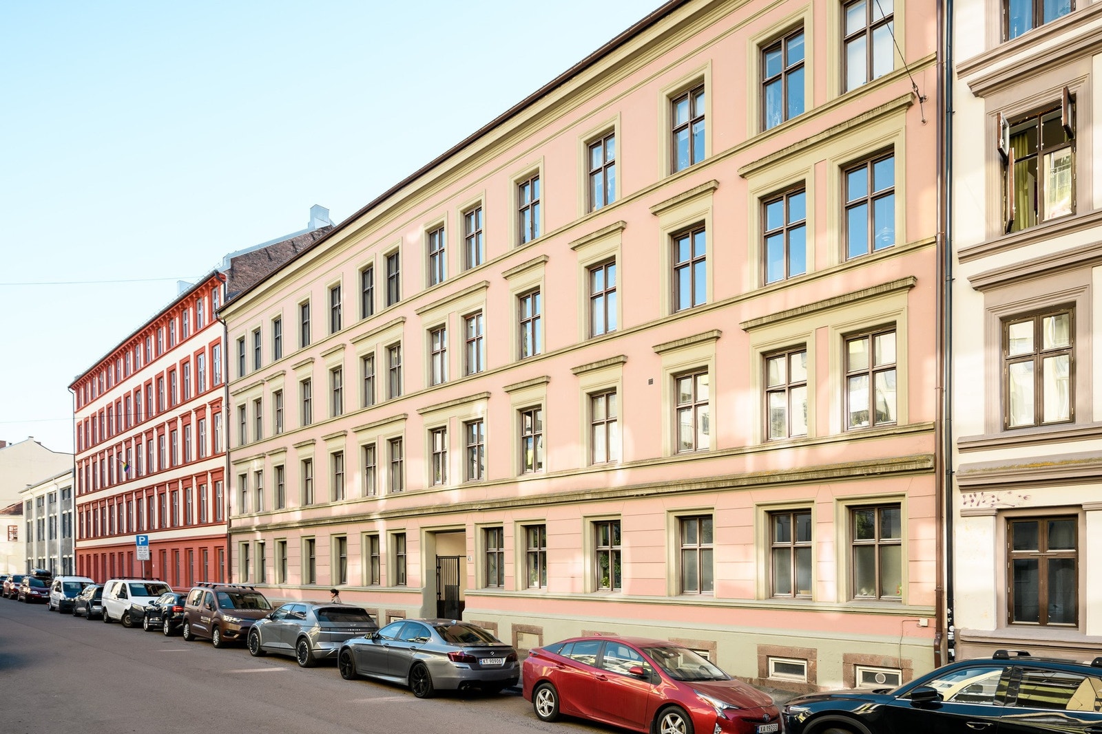 Bygget ligger i en rolig sidegate, men svært sentralt med alt rett rundt hjørnet. Galleribilde