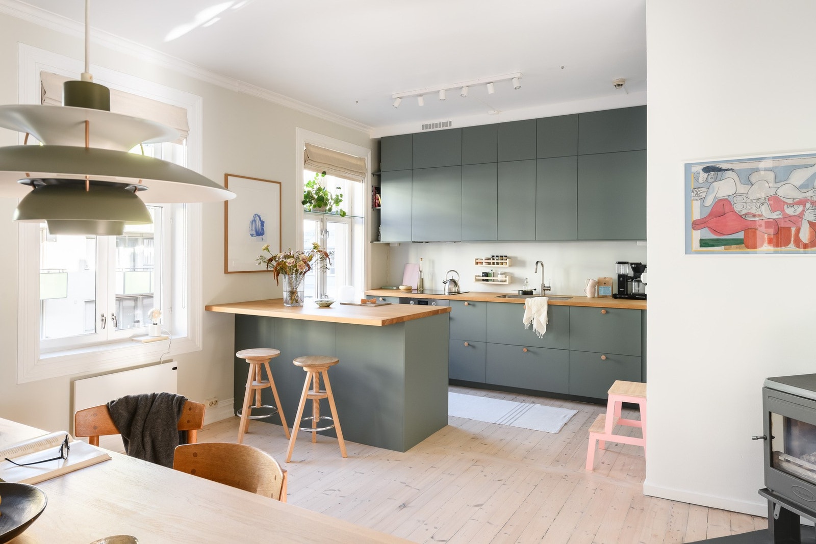 Kjøkkenet er moderne og pent sammensatt, men samtidig i tråd med leilighetens sjel. Galleribilde