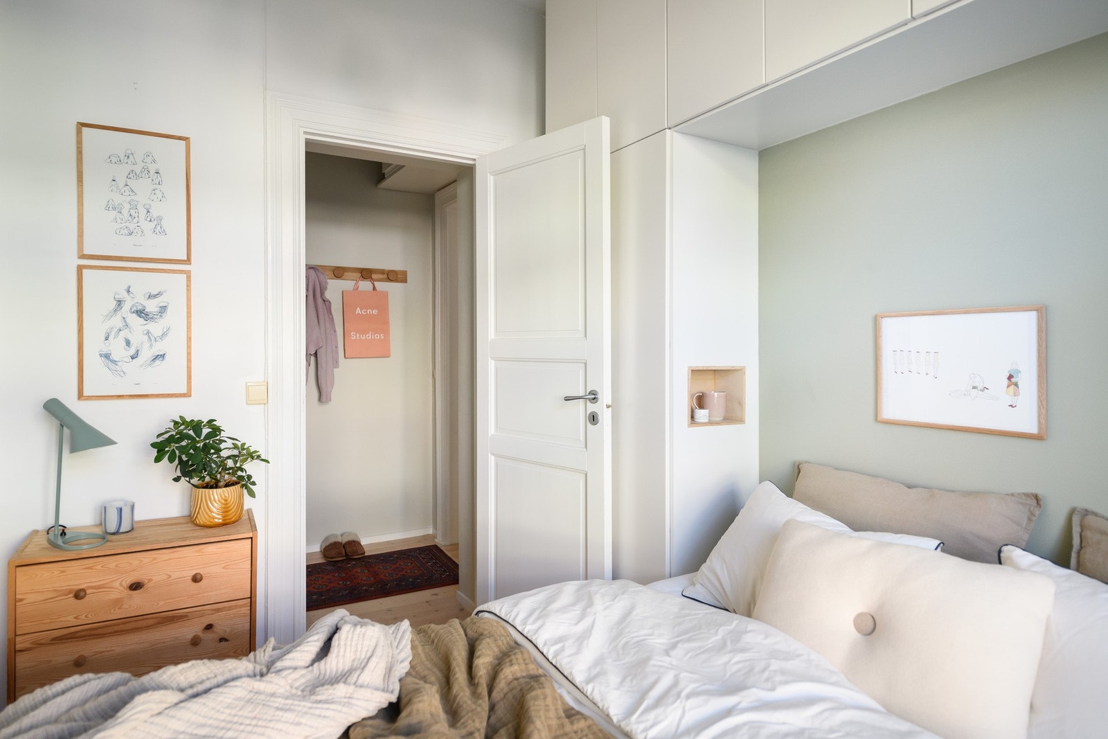 Mellomgangen utenfor soverommet har ekstra plassbygget skapplass og fungerer som et garderoberom. Galleribilde