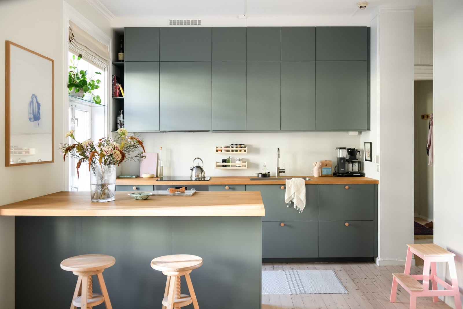 Pen og luftig 3-roms med solrik balkong mot rolig bakgårdsidyll. Nytt kjøkken 2022, bad oppusset 2019 og flott takhøyde. Galleribilde