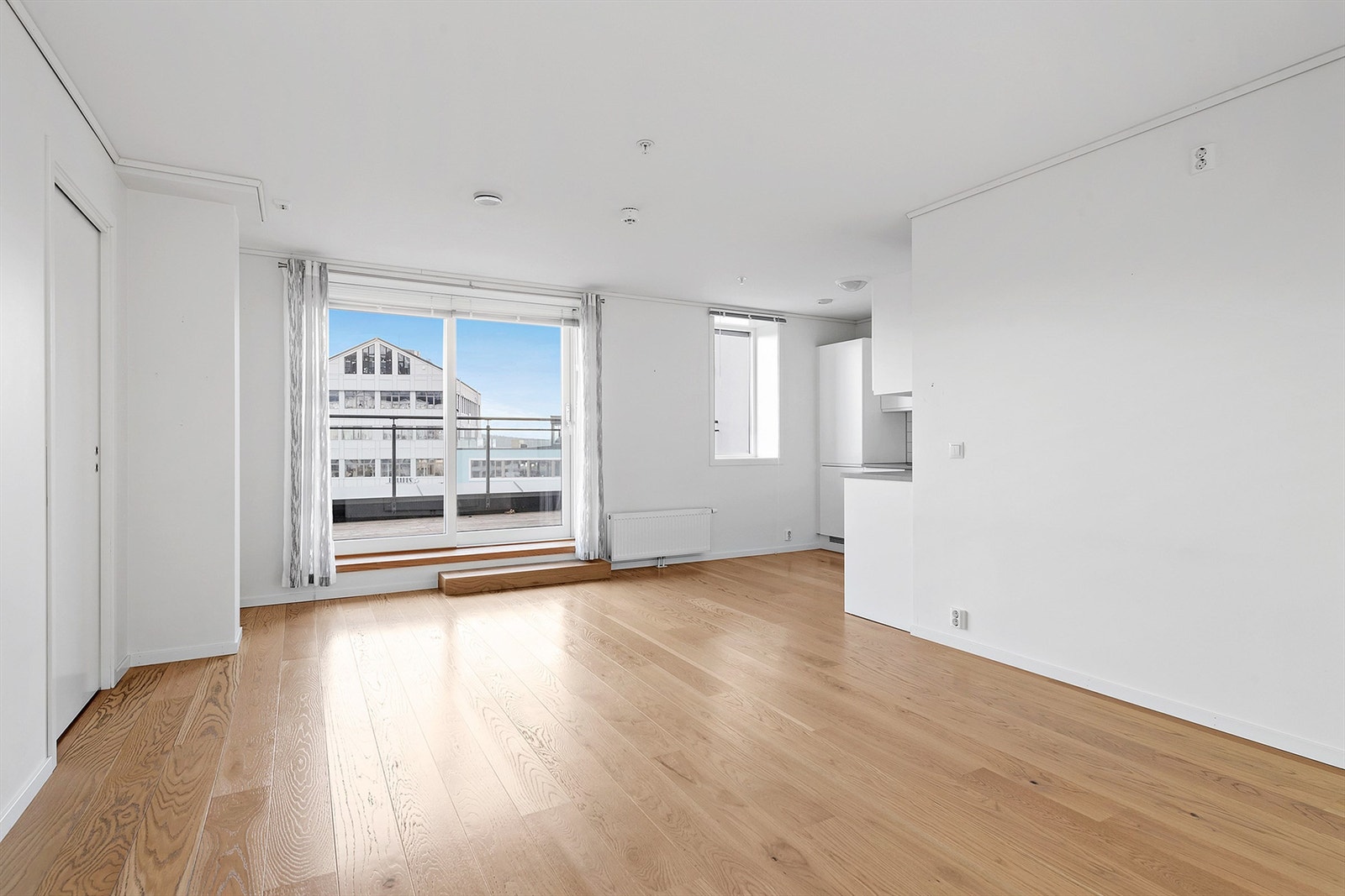 Leiligheten har meget sentral beliggenhet i Molde sentrum med bussterminal, treningssenter, kjøpesenter og andre servicefasiliteter. Galleribilde