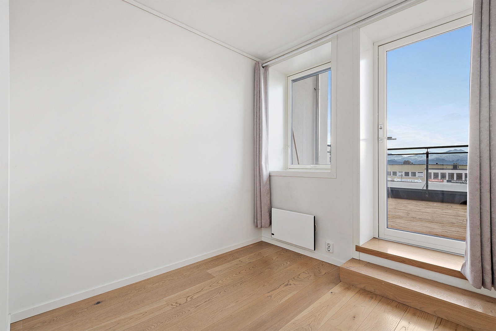 Det er utgang til veranda fra soverommet. Galleribilde