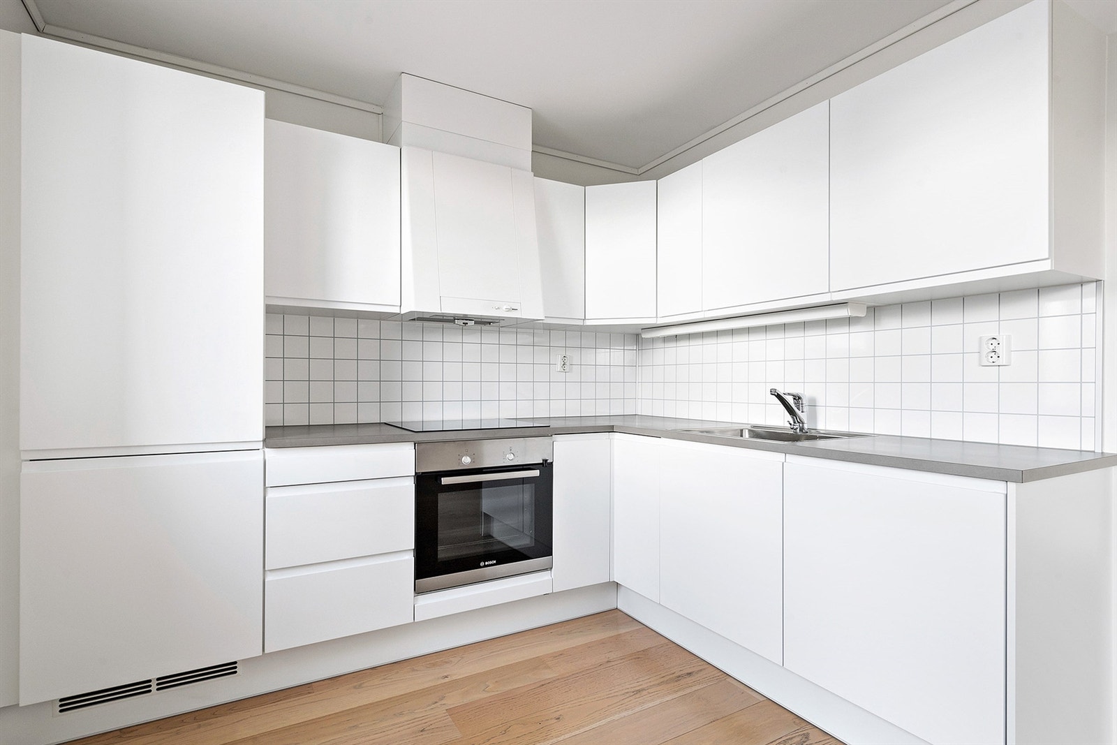 Hvitevarer er integrerte med kombinert kjøle-/fryseskap, platetopp, stekeovn og oppvaskmaskin. Galleribilde