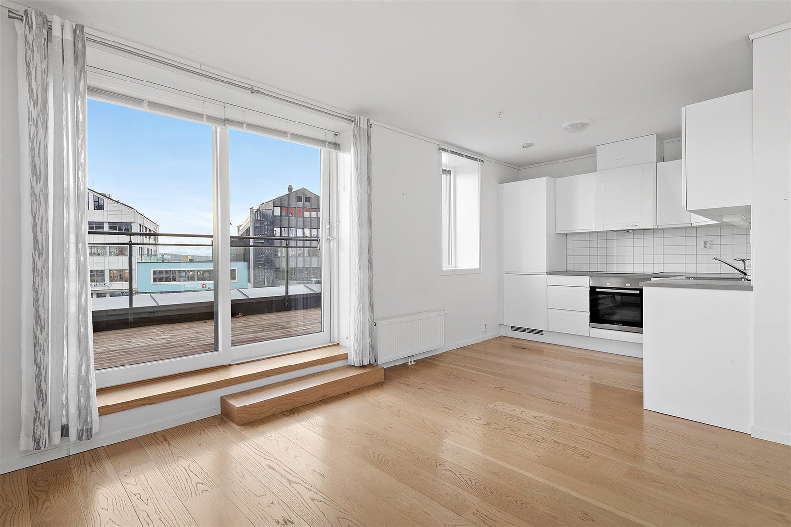 Fra stue/kjøkken er det utgang til sørvendt veranda via skyvedør. Galleribilde