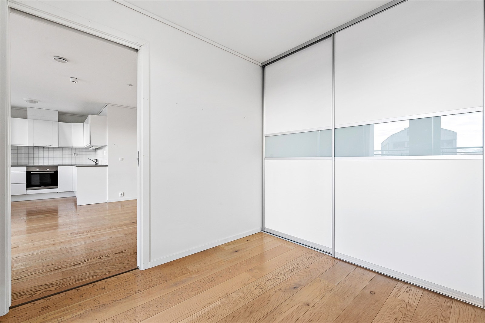 Skyvedørsgarderobe på soverom. Galleribilde