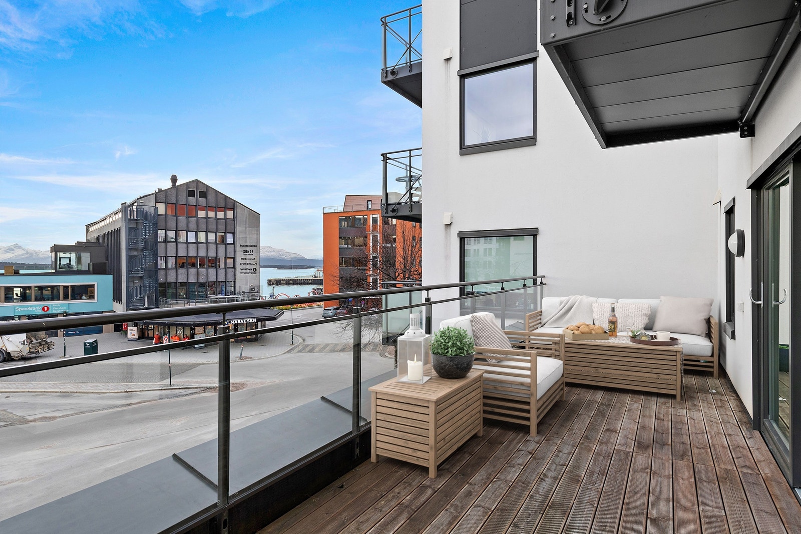 Verandaen er på hele 25 m² og har god plass til møblering. Galleribilde