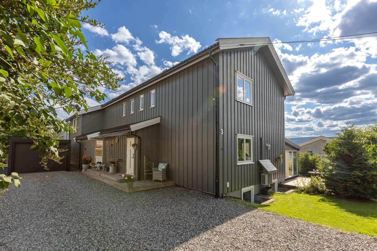 Gruset og bruksvennlig gårdsplass. Galleribilde