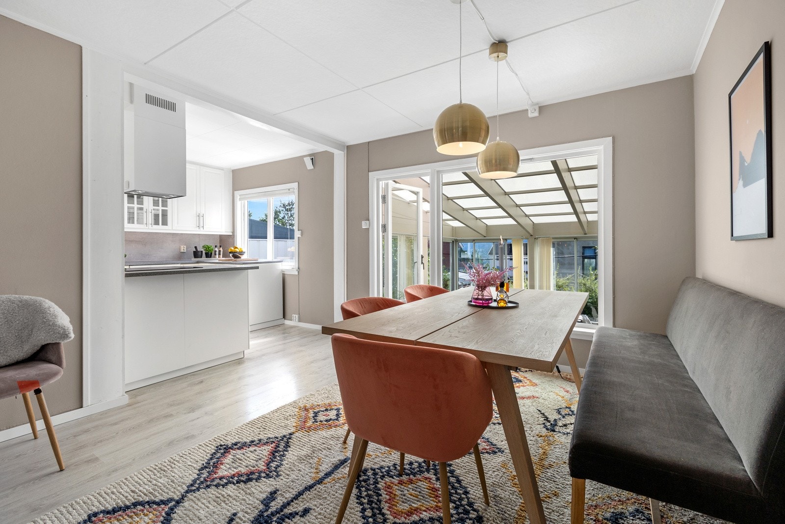 Deler av stuen har god plass for spisestuemøblement. Herfra er det også utgang til innglasset vinterhage. Galleribilde